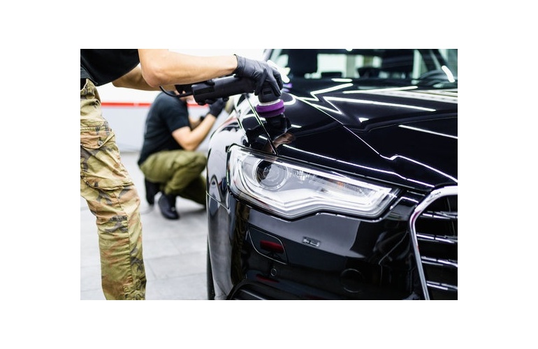 Renovace laku automobilu